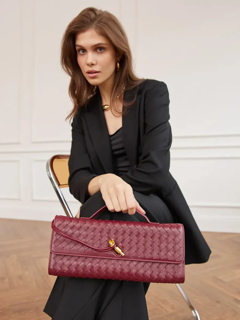 Emilia Clutch Bag Burgundy – Şıklığı ve Zarafeti Yansıtan Siyah Çanta