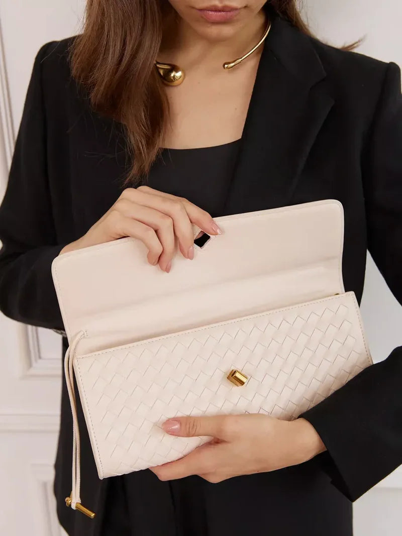 Emilia Off White Clutch Bag – Lüks Tasarım ve Modern Şıklık
