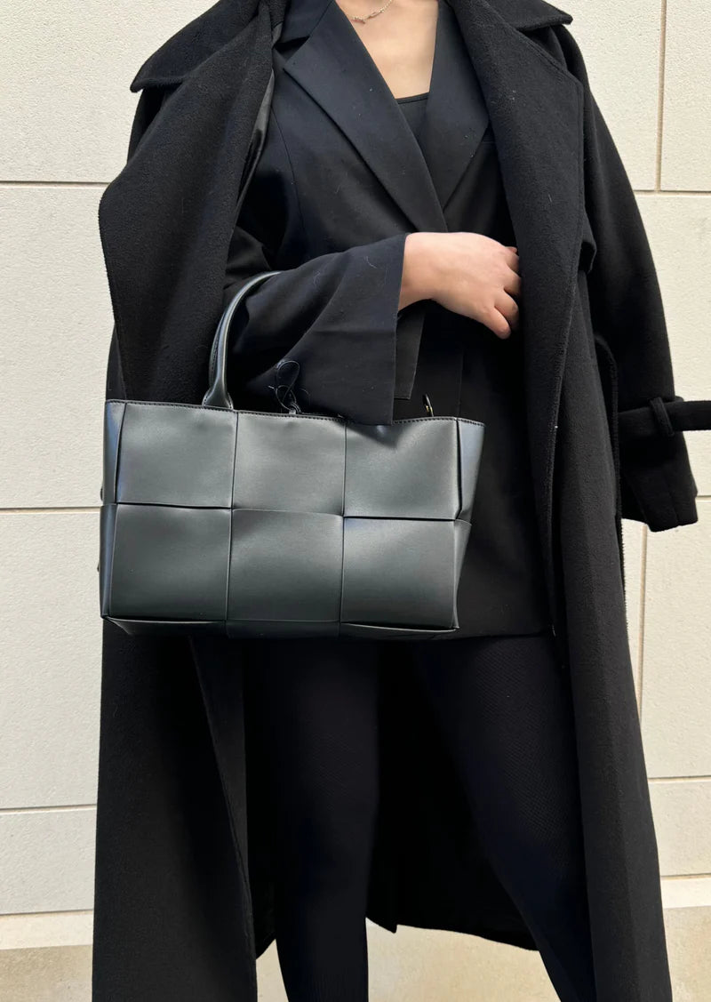 Leather Tote Bag Black – Şıklığınızı Tamamlayan Dayanıklı Deri Çanta