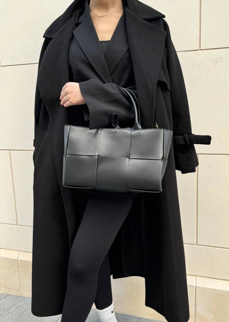 Leather Tote Bag Black – Şıklığı ve Fonksiyonelliği Bir Arada Sunan Siyah Çanta