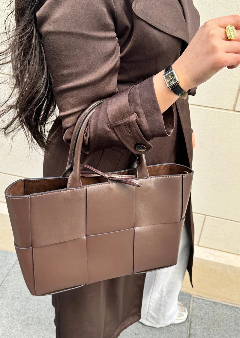 Leather Tote Bag Coffee – Şıklığı ve Fonksiyonelliği Bir Arada Sunan Coffe Çanta