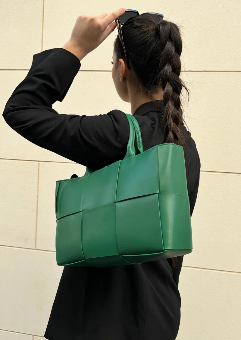 Yeşil Leather Tote Bag – Modern Tasarım ve Geniş İç Hacim
